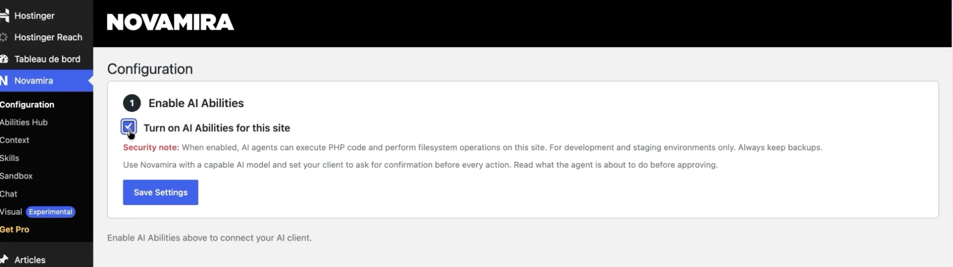 Interface de configuration de Novamira montrant la case à cocher "Activer les capacités IA pour ce site" cochée.